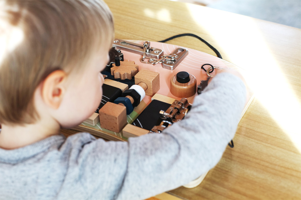 Großes Montessori-Brett Verschlüsse bei ARIADNE