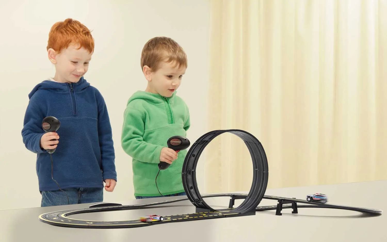 Große Scalextric Autorennbahn - adaptiert bei ARIADNE